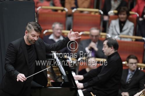 Deutsche Dirigent Matthias Pintscher leitet die Deutsche Kammerphilharmonie Bremen in Begleitung des französischen Pianisten Pierre-Laurent Aimard in der Philharmonie Köln (© Thomas Brill)